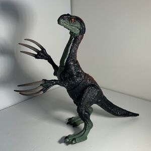 Jurassic World Dominion Sound Slashin' Therizinosaurus action figure.